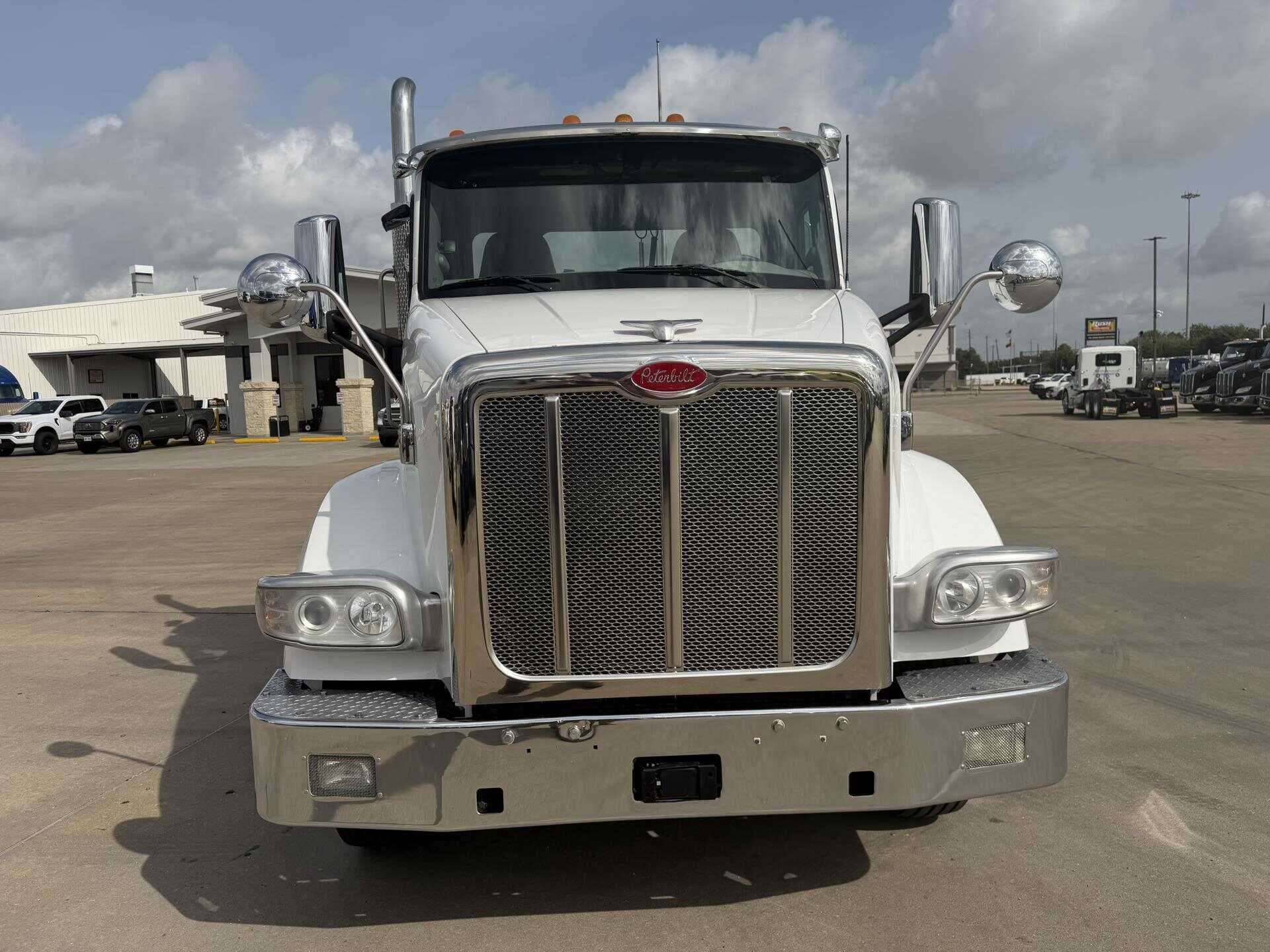 2020 Peterbilt 567 image 3
