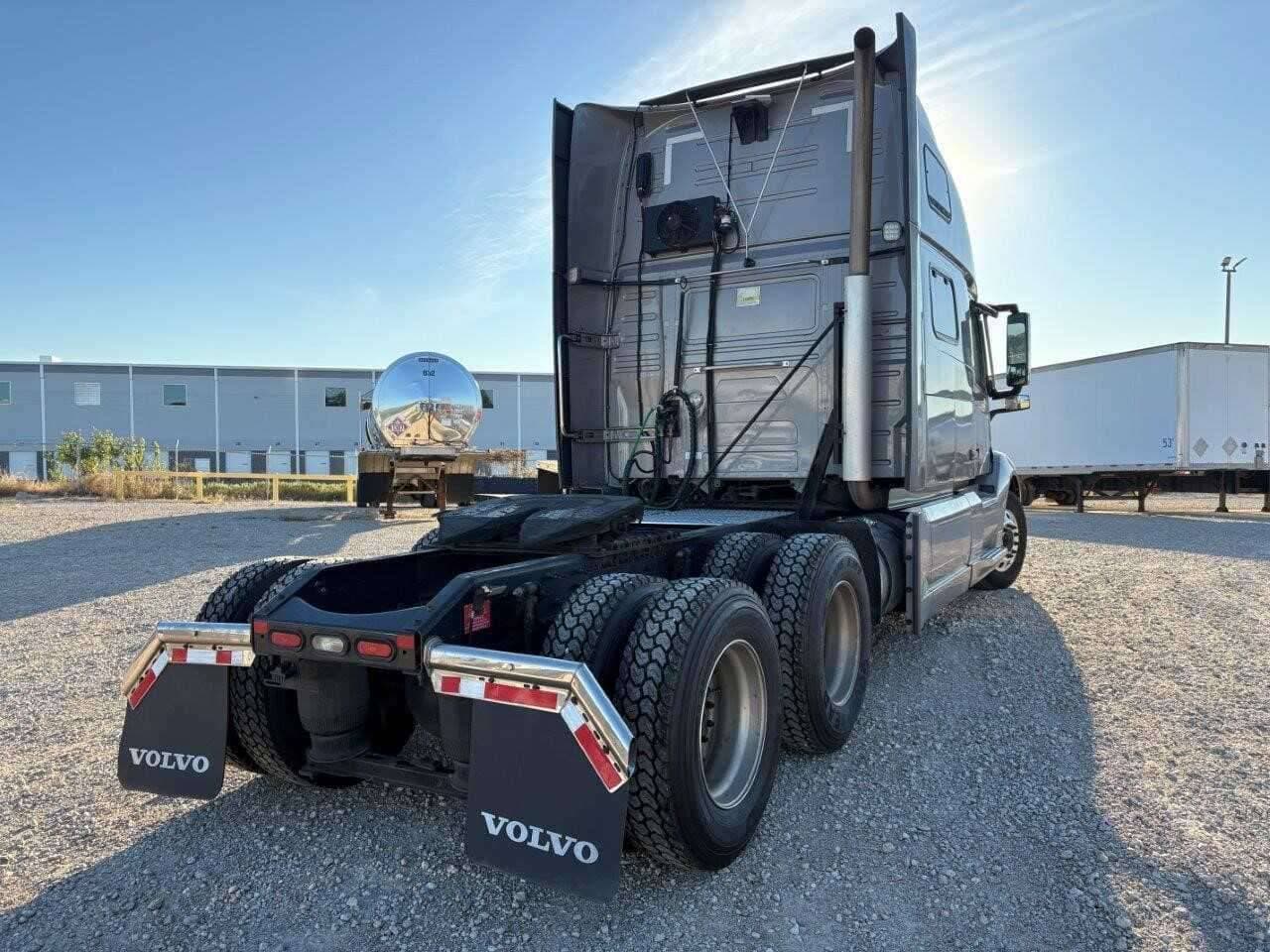2022 Volvo VNL image 4