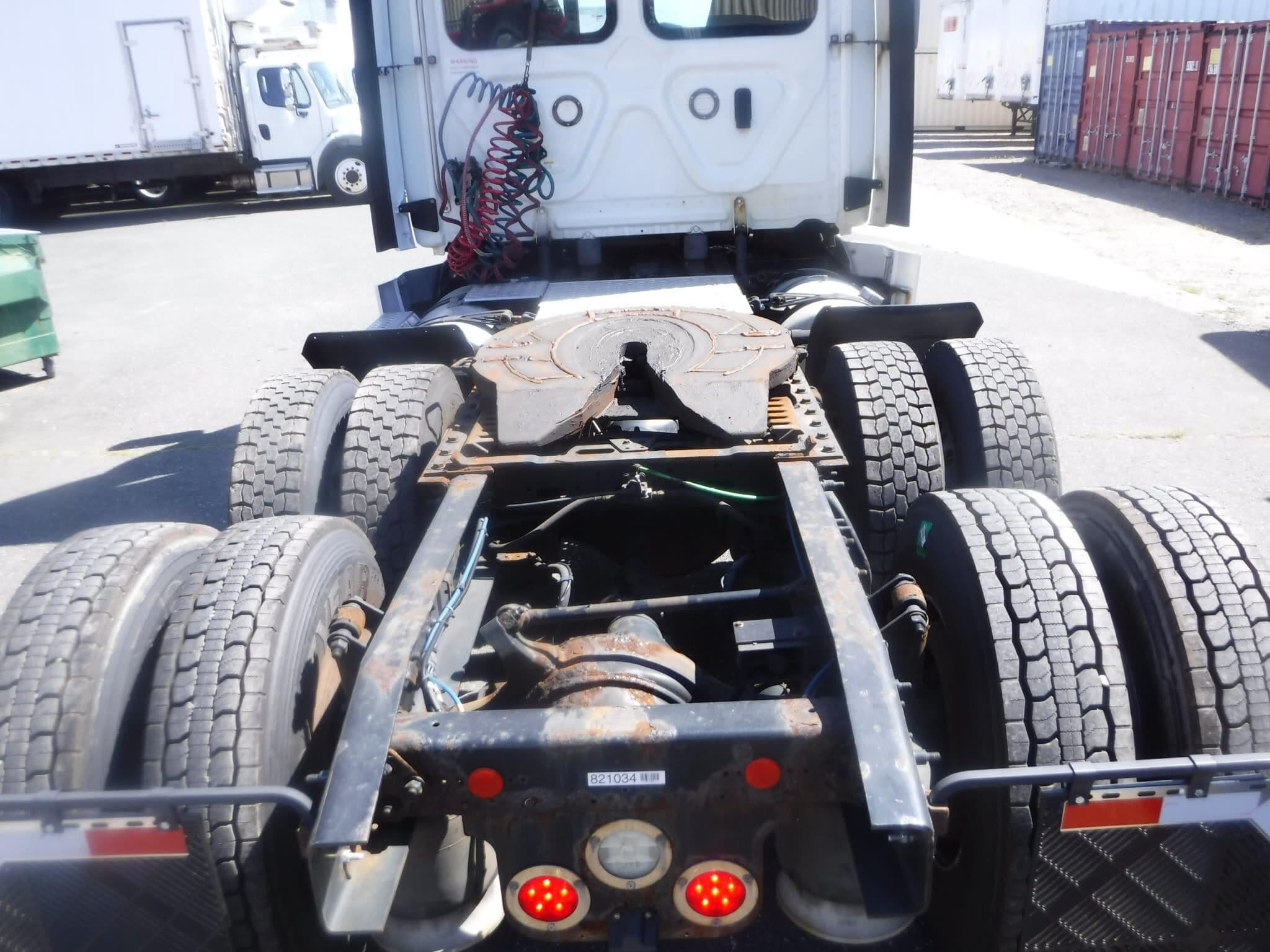 Used 2019 FREIGHTLINER Conventional - Day Cab - CASCADIA 125 image 10