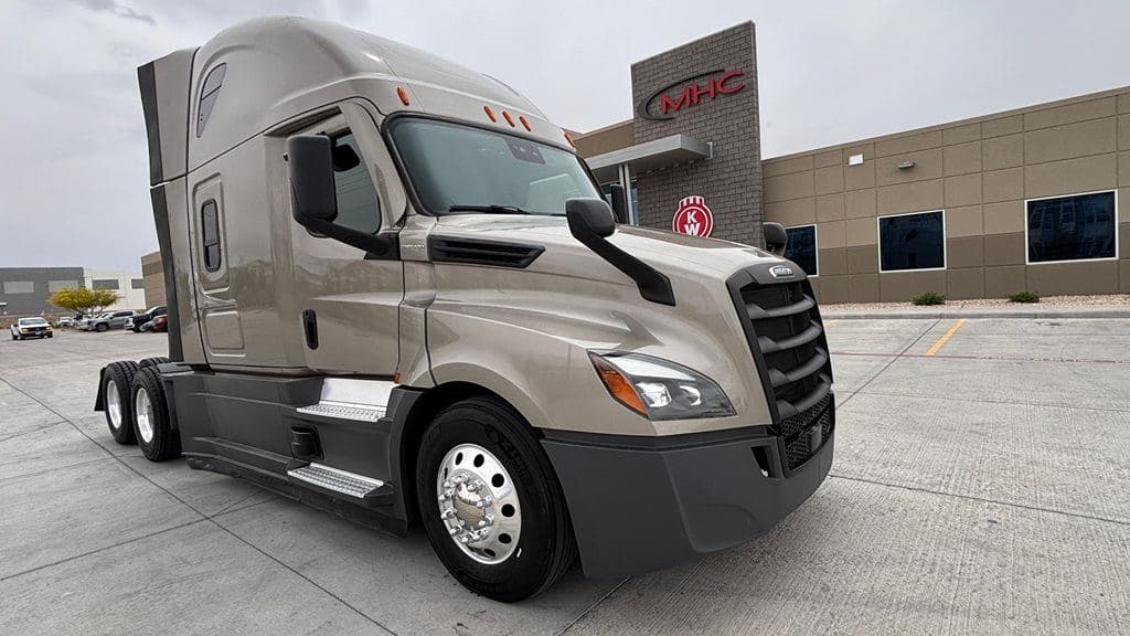 Used 2024 FREIGHTLINER PT126064ST image 1