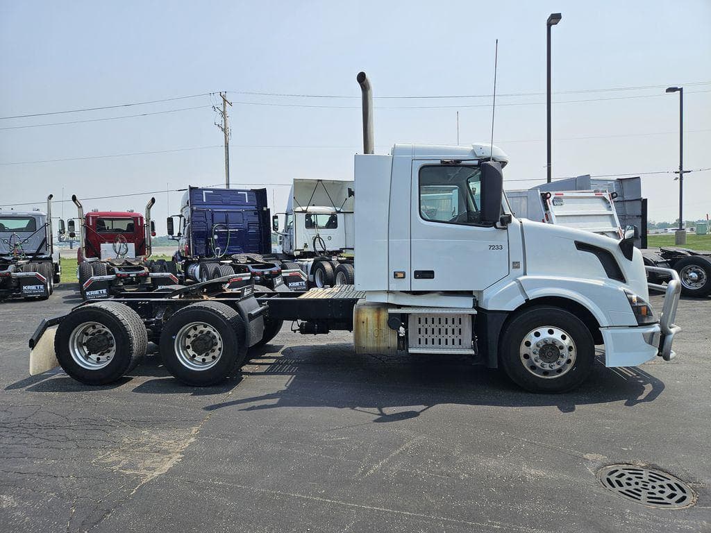 2017 Volvo VNL image 5