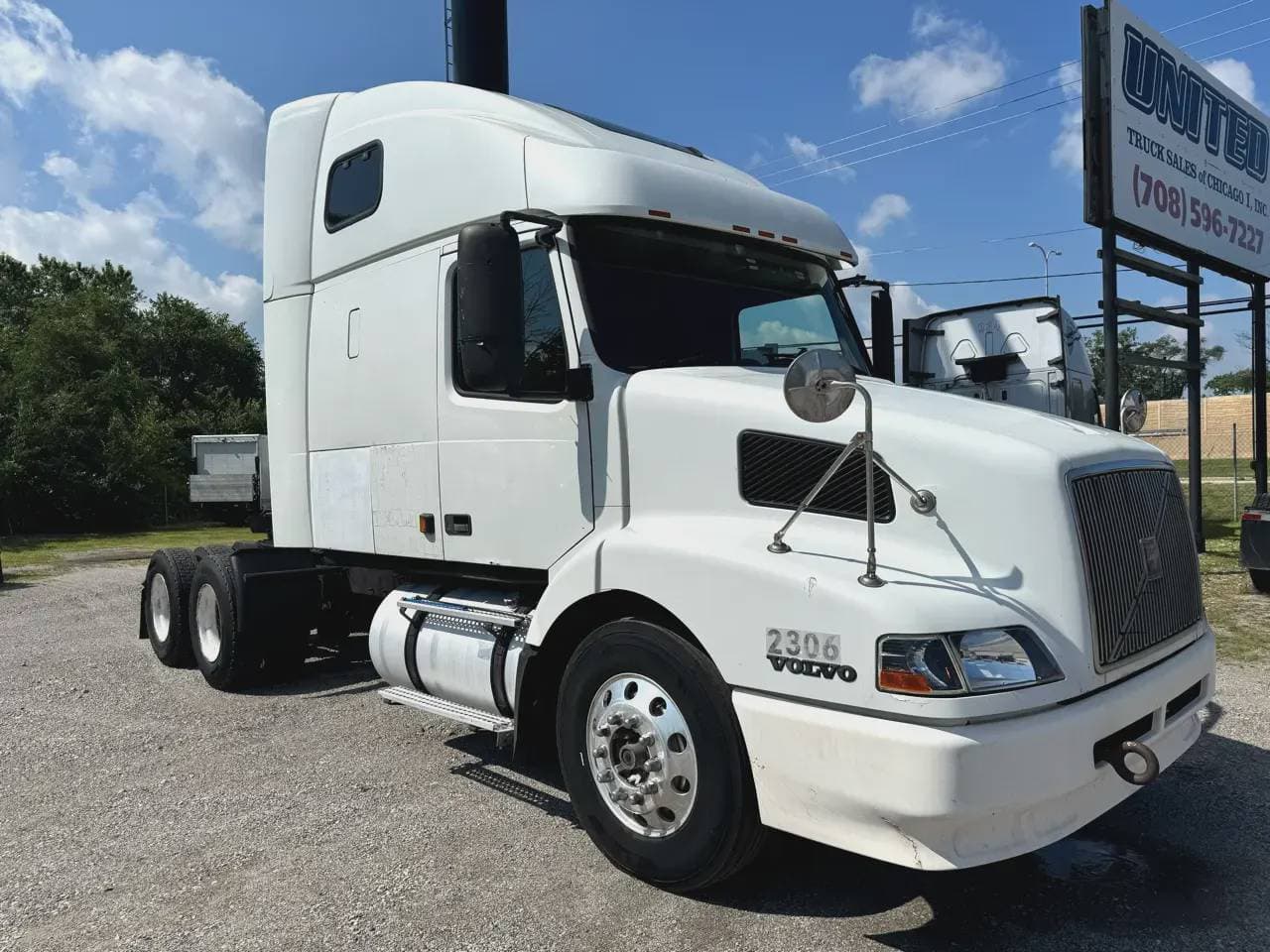 2003 Volvo VNL image 2