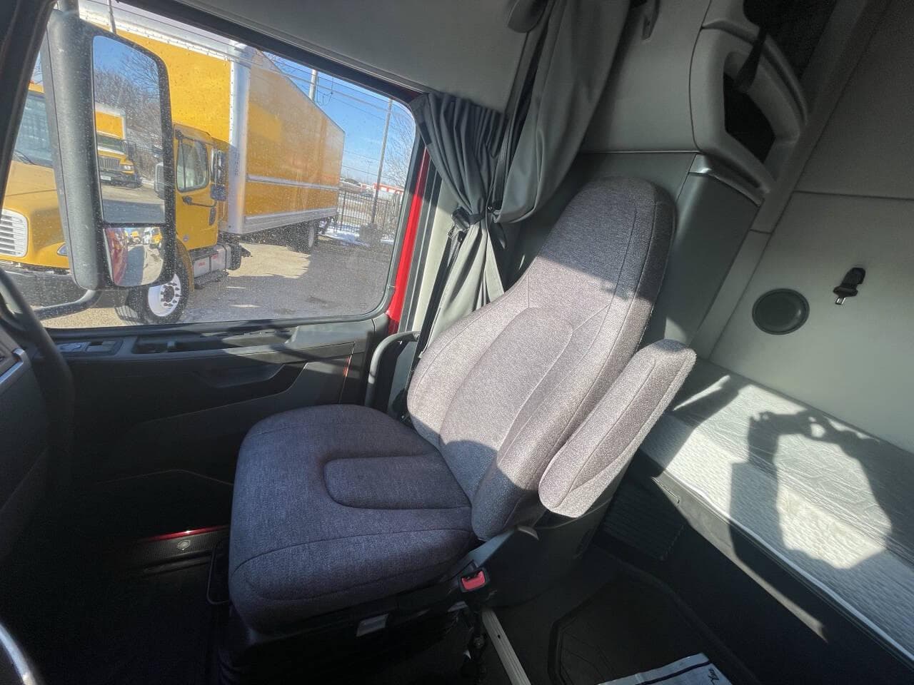 2022 Volvo VNL image 11