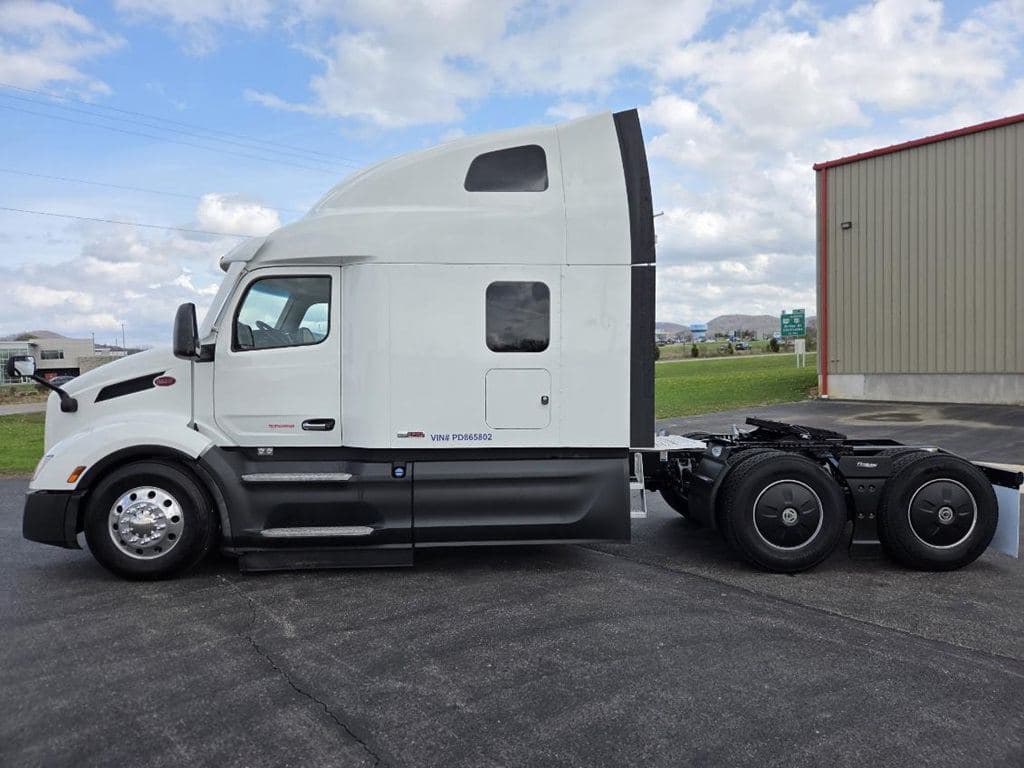 Used 2023 PETERBILT 579 image 9