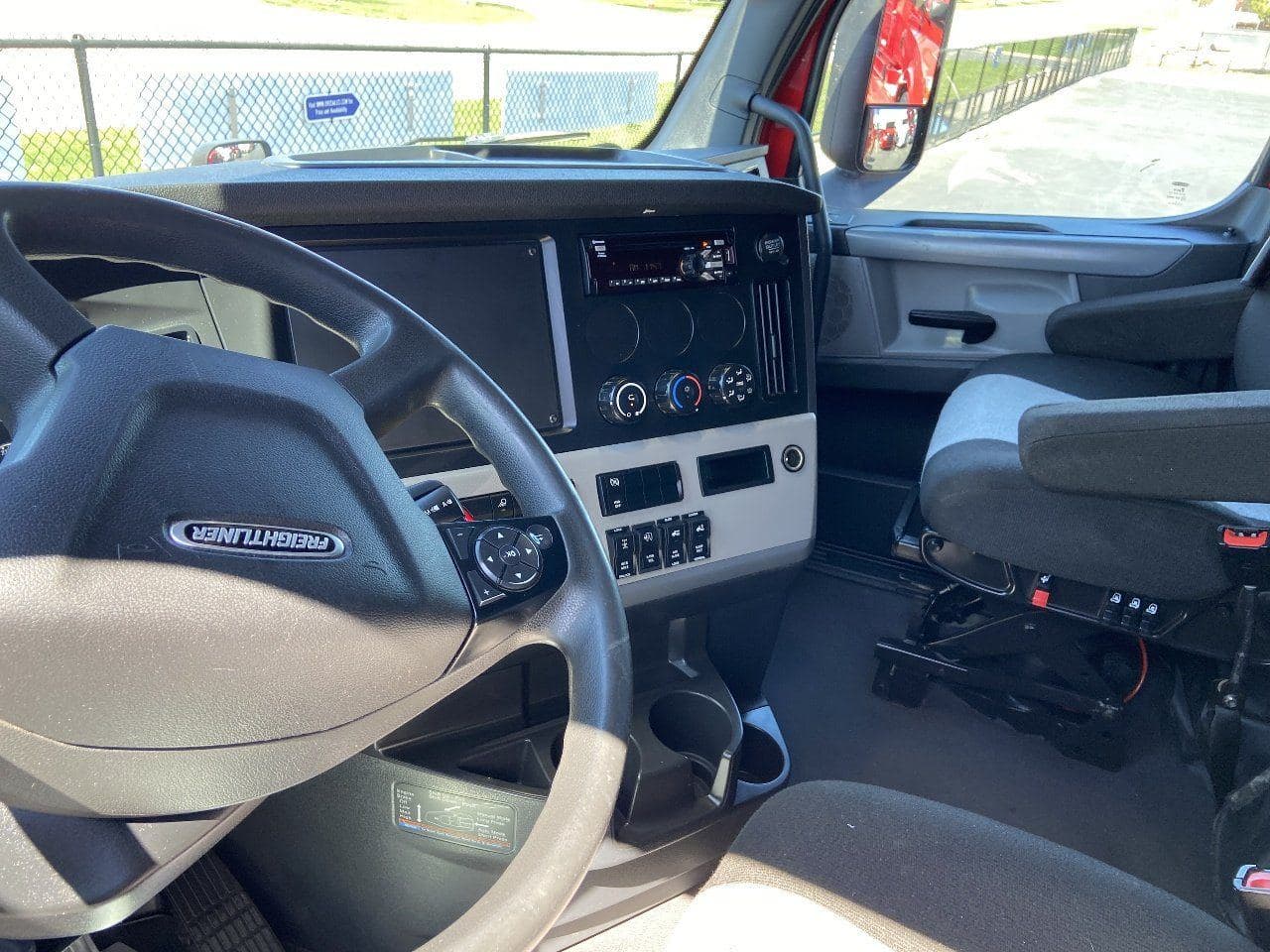 2022 FREIGHTLINER Cascadia CA126 ** Tandem Axle Sleeper image 9