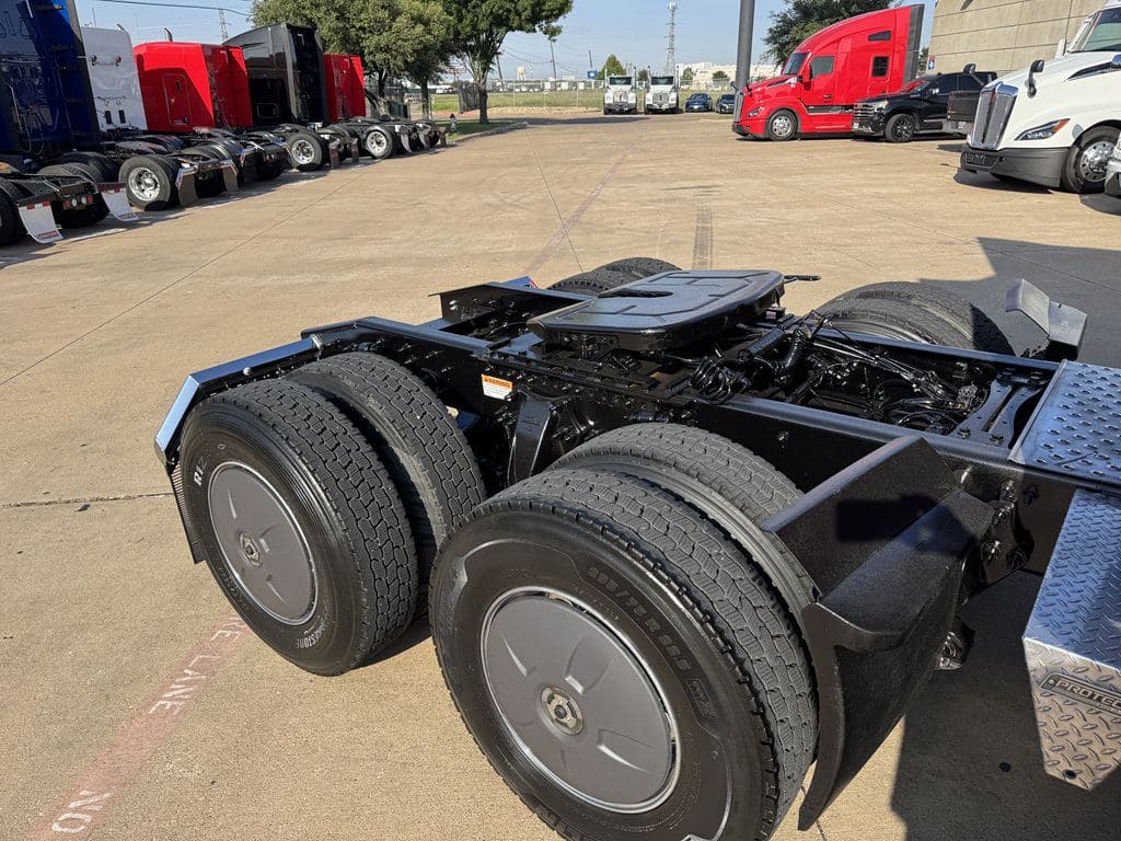 Used 2023 FREIGHTLINER PT126064ST image 19