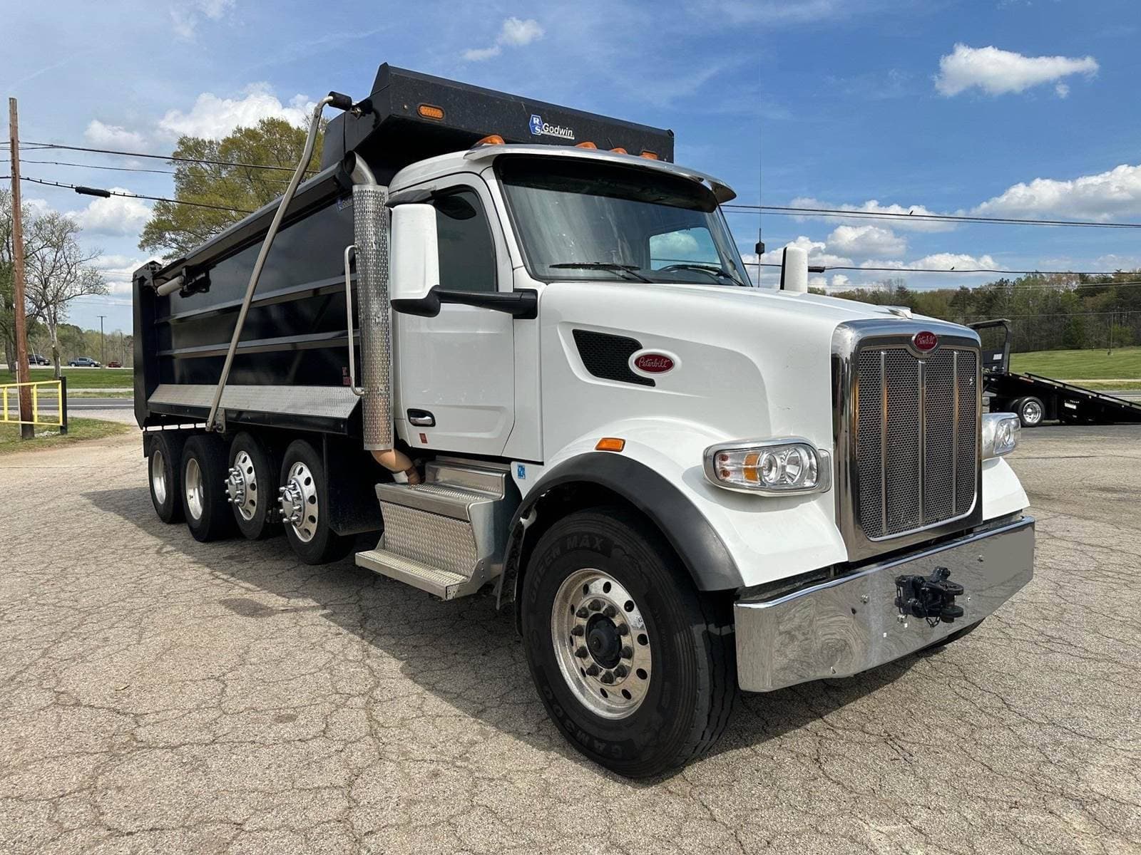 2023 Peterbilt 567 image 1