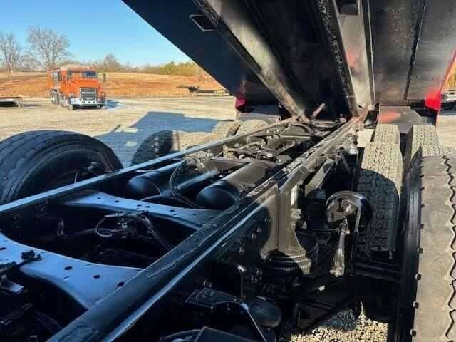2022 Kenworth T880 image 13