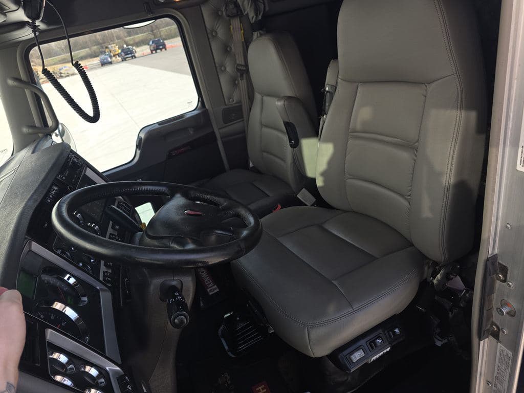 Used 2023 KENWORTH W900L image 12