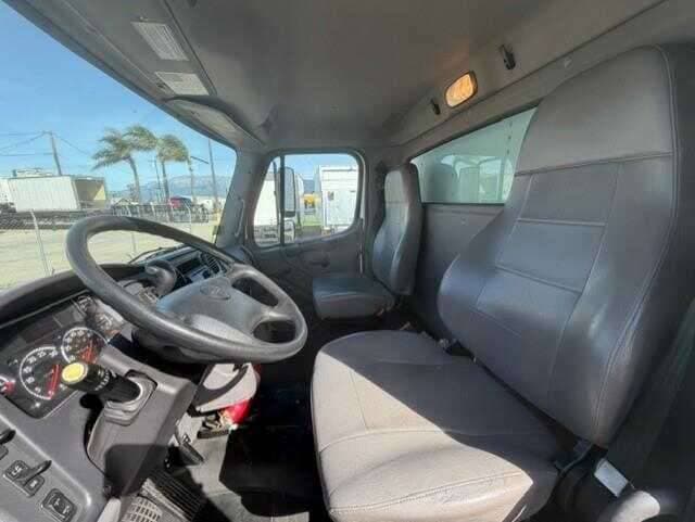 2021 Freightliner M2 image 8