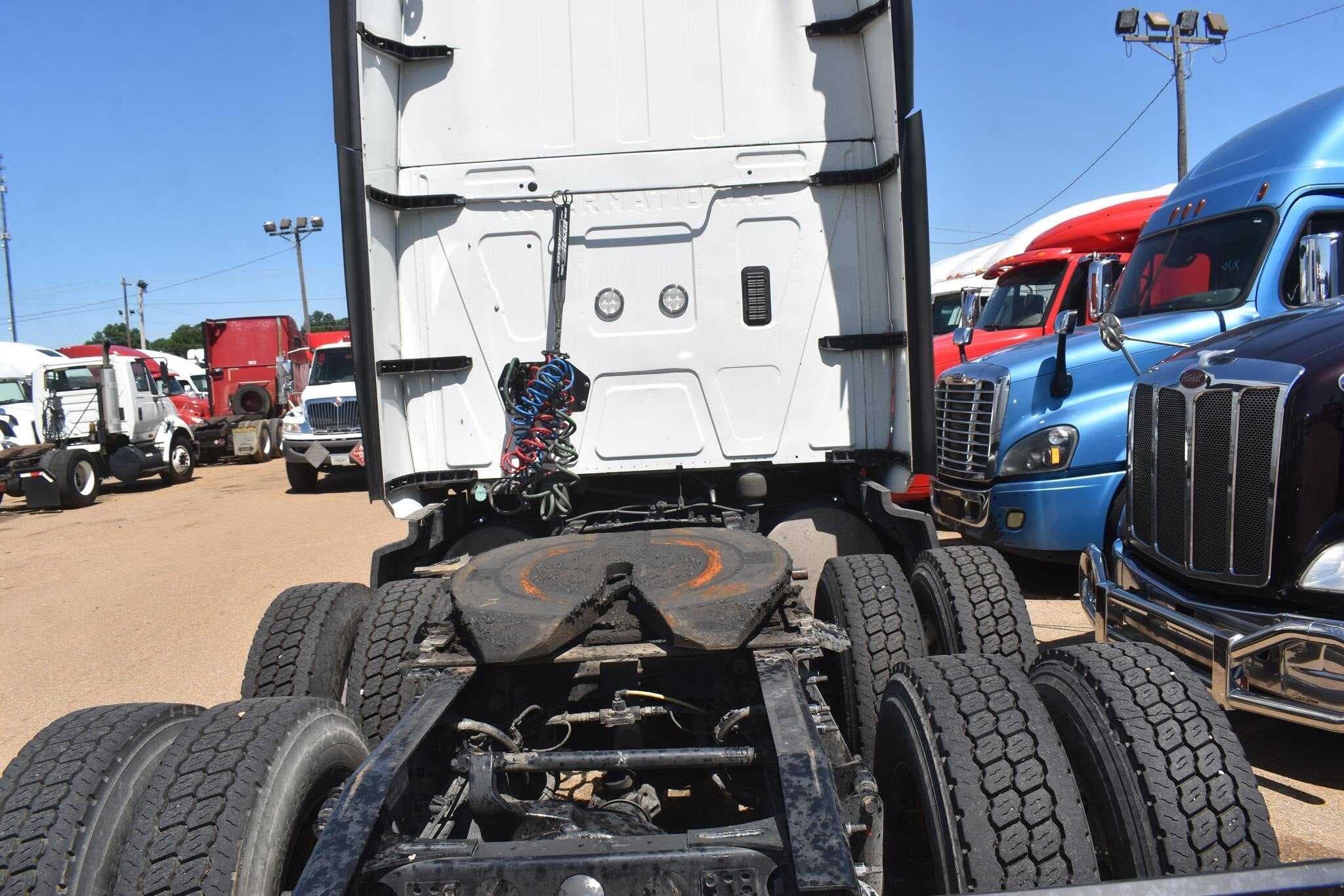 2021 International LT625 image 3