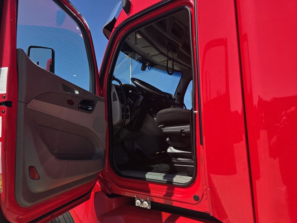 Used 2022 PETERBILT 579 image 13