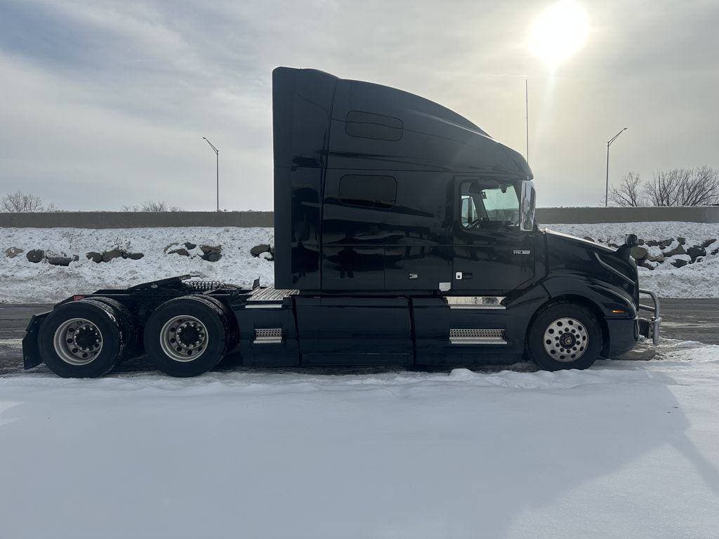 2021 Volvo VNL image 6