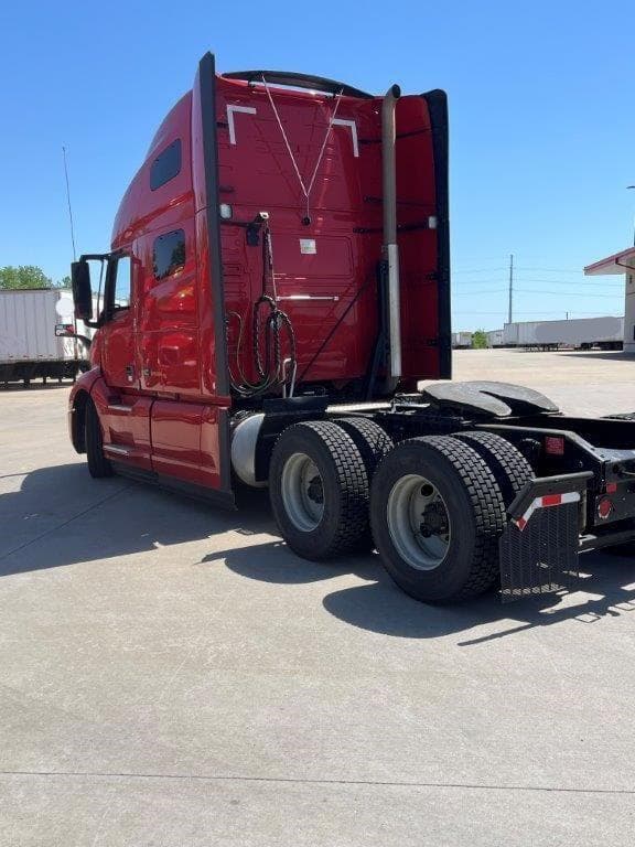 2023 Volvo VNL64T760 image 9
