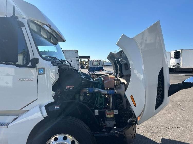 2022 Volvo VNL image 10