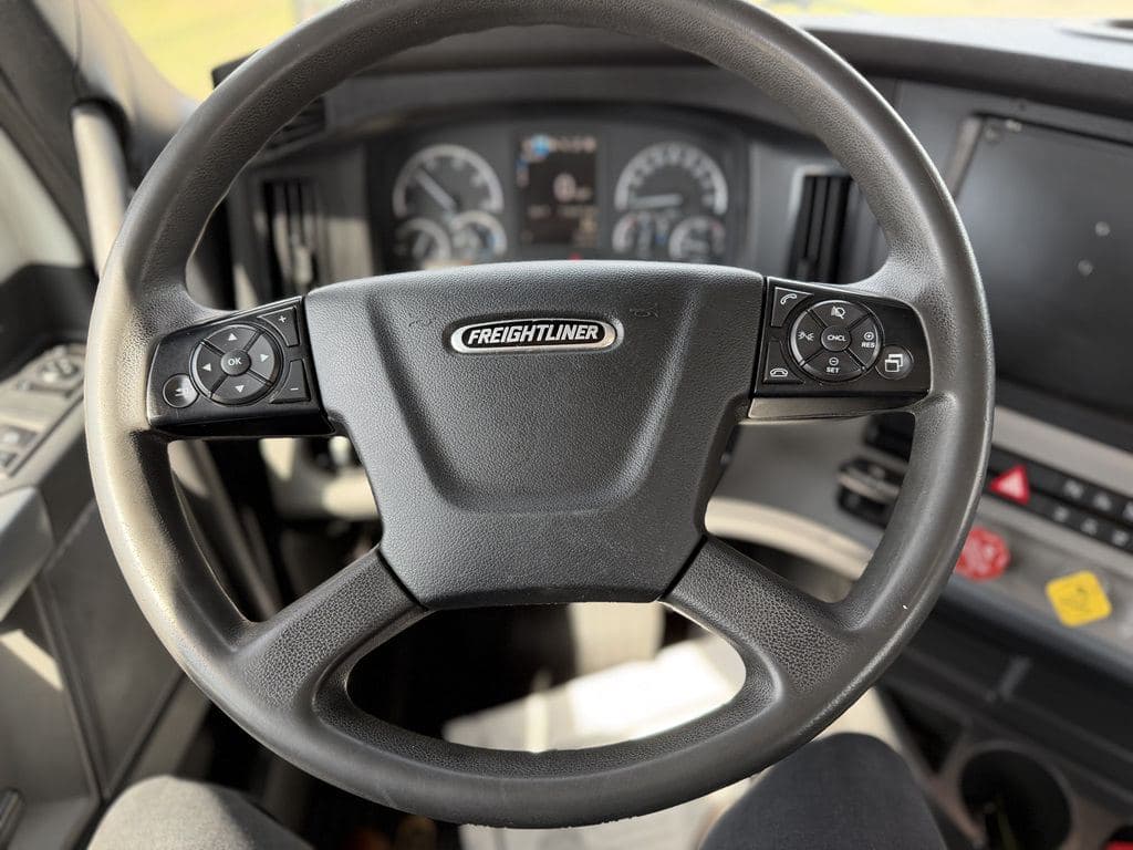 Used 2022 FREIGHTLINER PT126064S T image 24