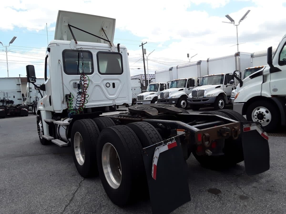 Used 2019 FREIGHTLINER Conventional - Day Cab - CASCADIA 125 image 8