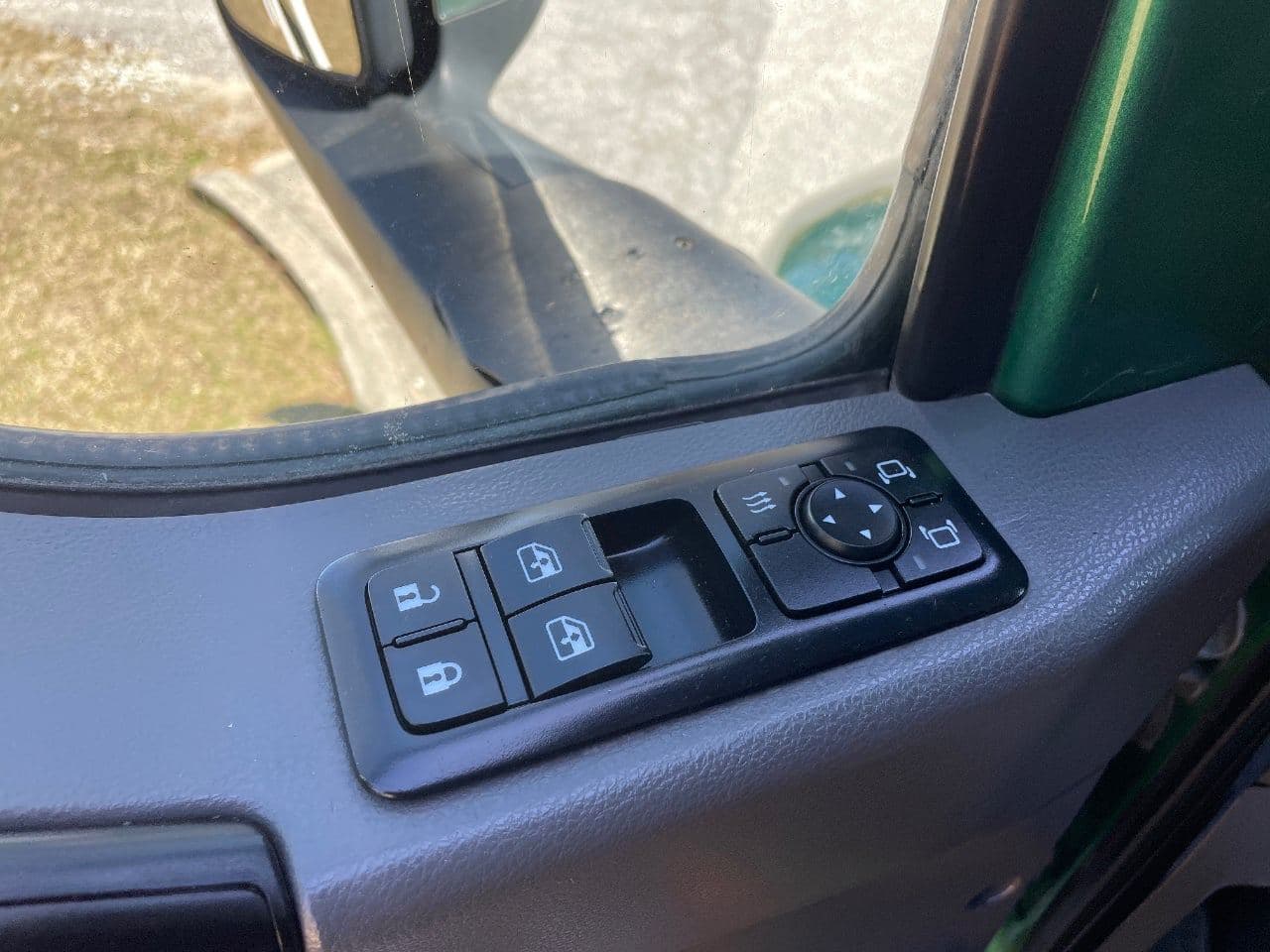 2018 International LT image 18