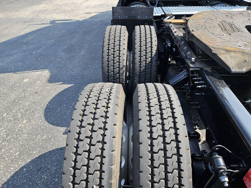 2023 Volvo VNL image 18