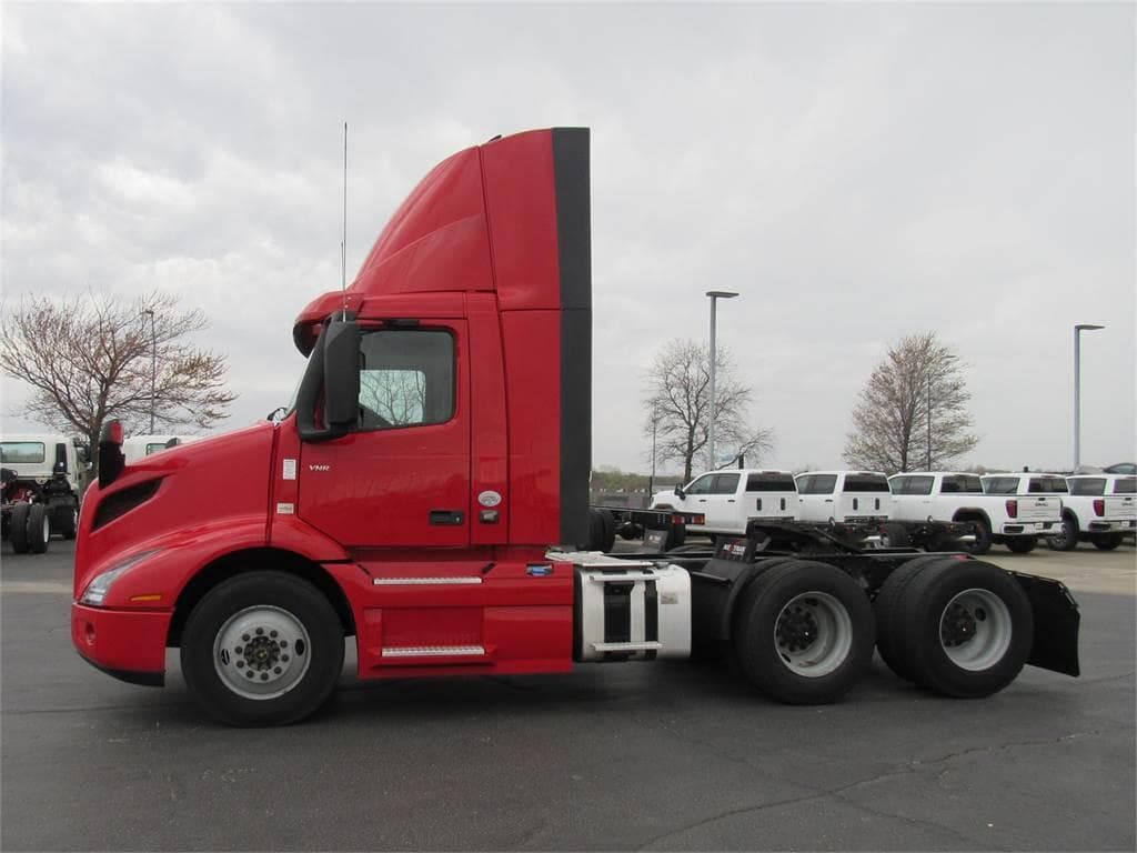 2020 Volvo VNR image 3