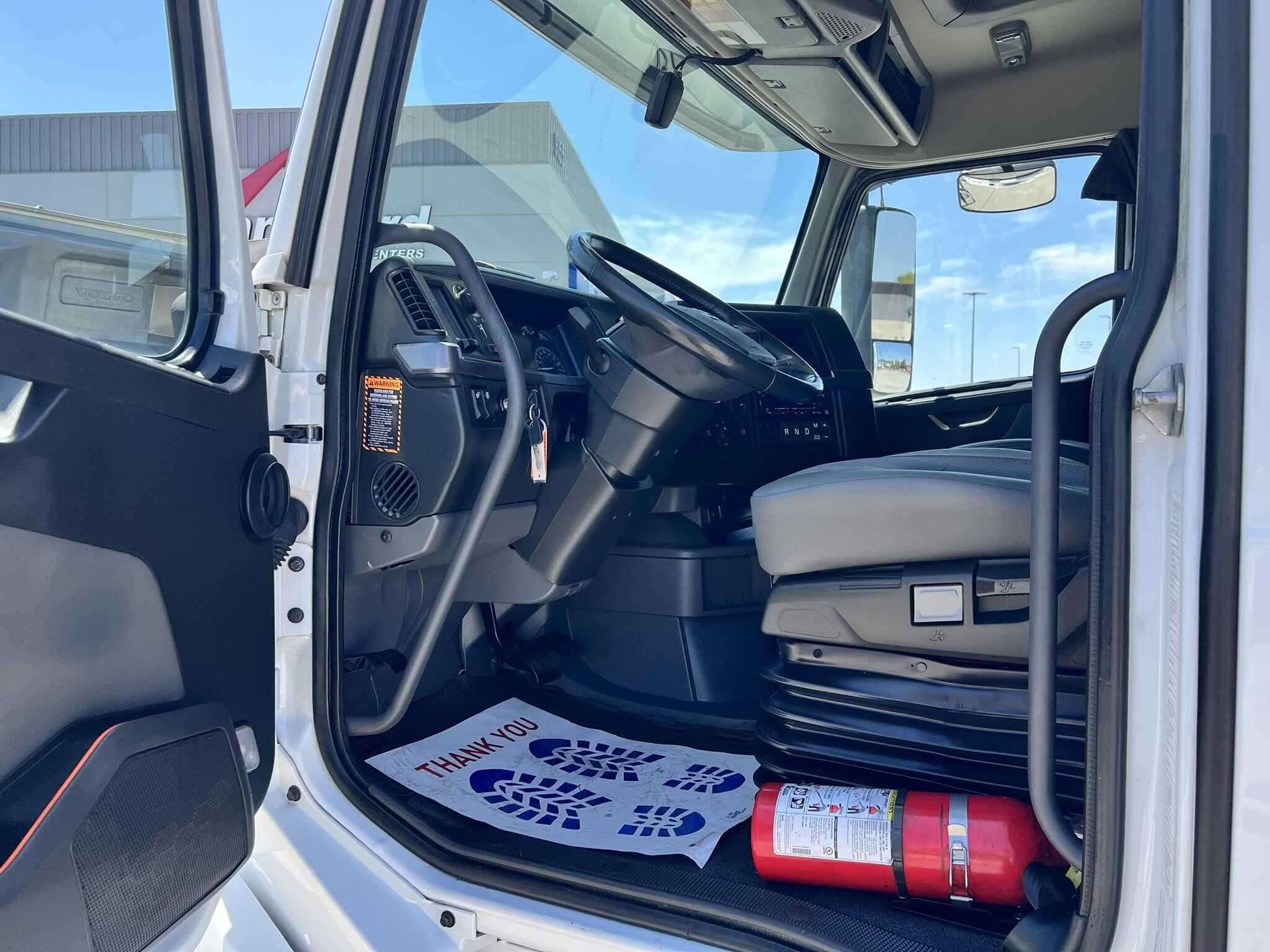 2022 Volvo VNL image 7