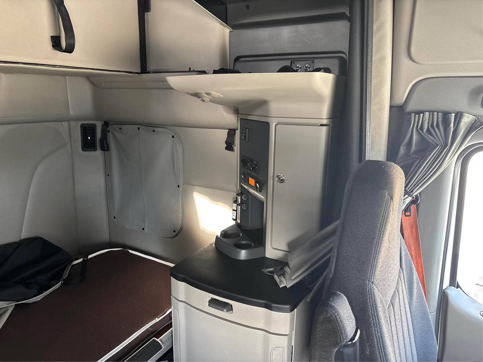 2021 Peterbilt 579 image 13