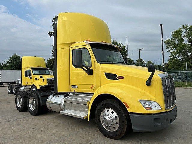 2021 Peterbilt 579 image 2