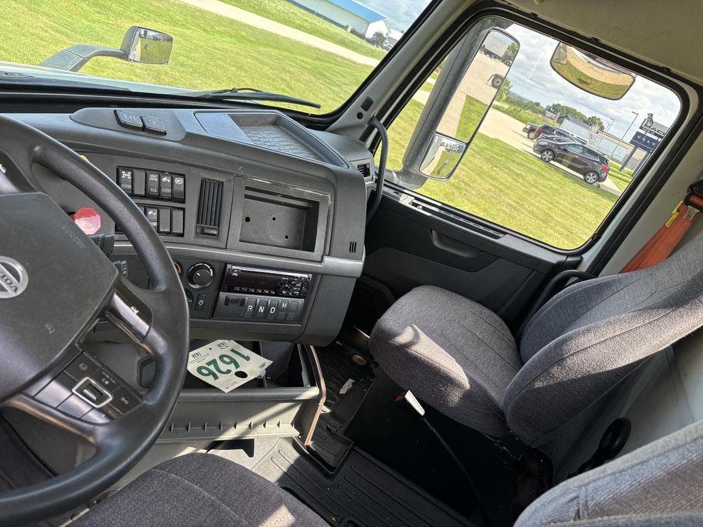 2019 Volvo VNR image 8
