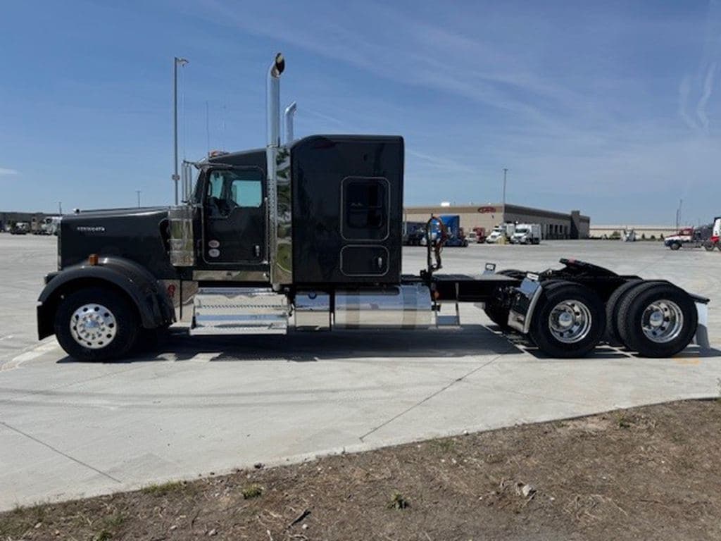 New 2027 KENWORTH W900L image 9