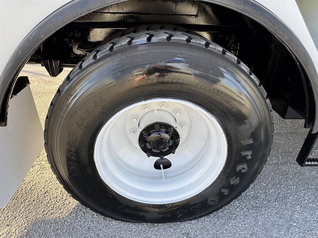 2015 Freightliner M2 106 image 30