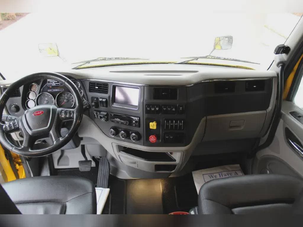 2022 Peterbilt 579 image 5