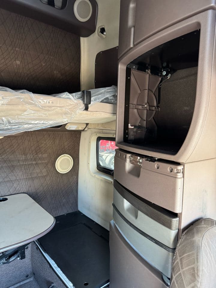 2017 Volvo VNL image 6