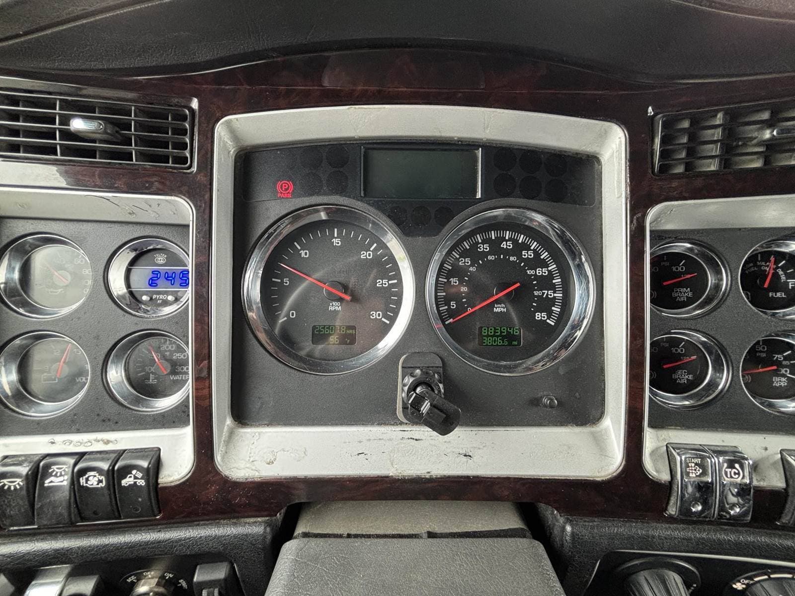 2019 Kenworth W9 Series image 11
