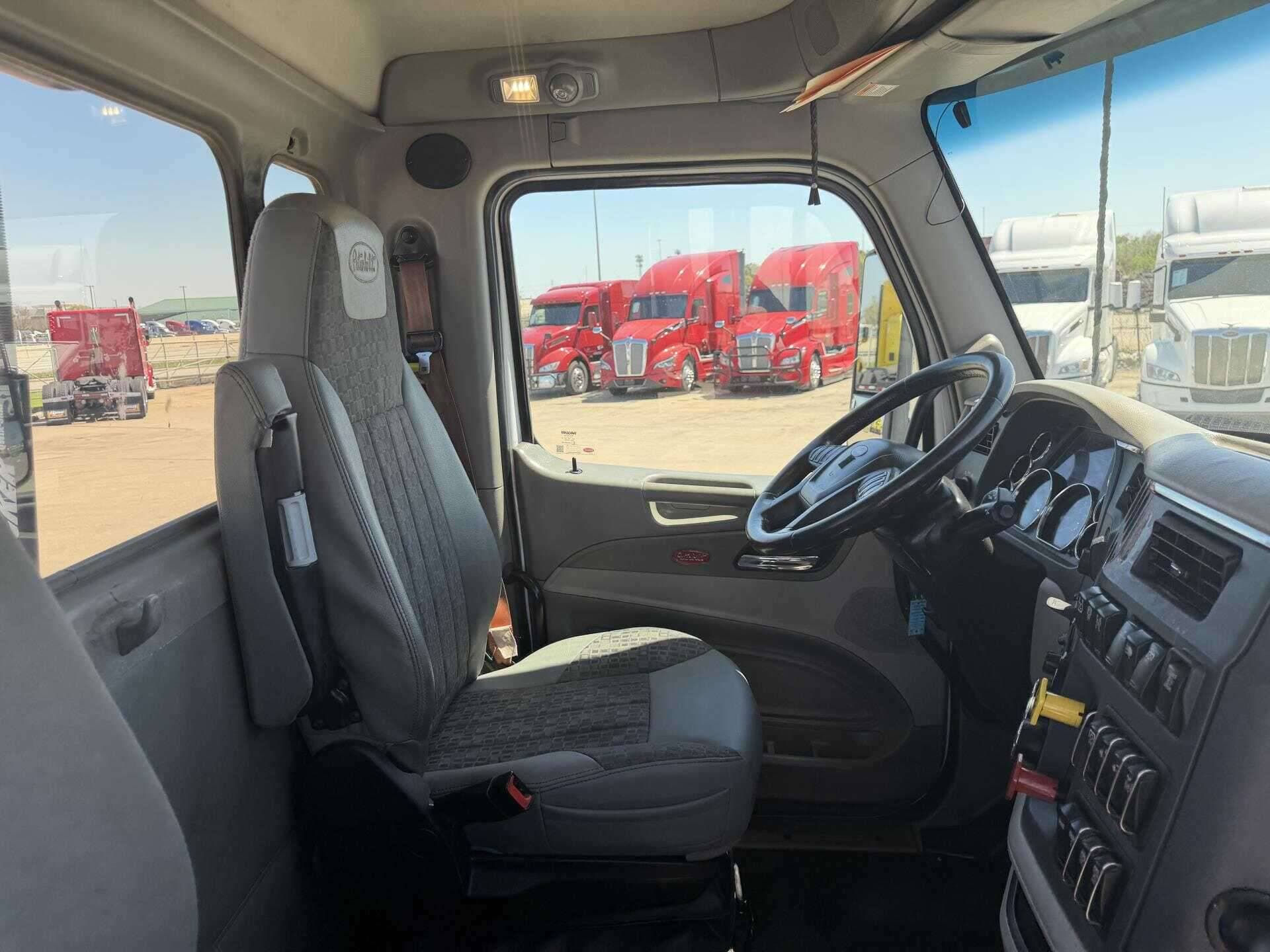 2021 Peterbilt 579 image 7