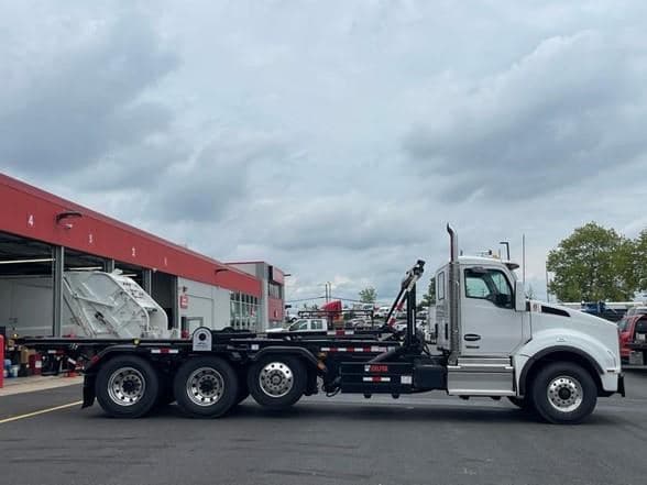 2025 Kenworth T880 image 2