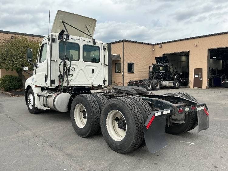 2021 Freightliner Cascadia image 9
