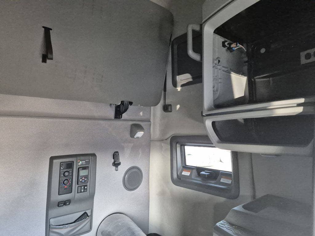 2023 Volvo VNL image 11