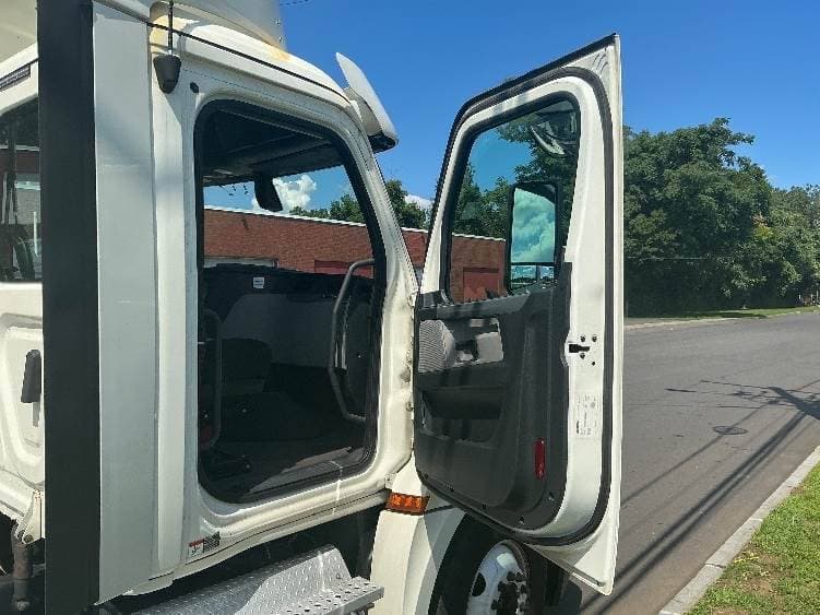 2019 Freightliner Cascadia image 12