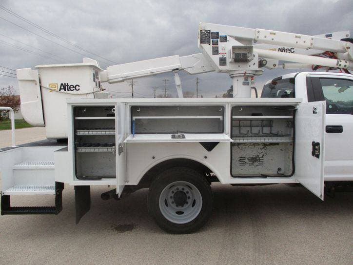 2017 Ford F-550 BUCKET TRUCK 92K MILES image 22