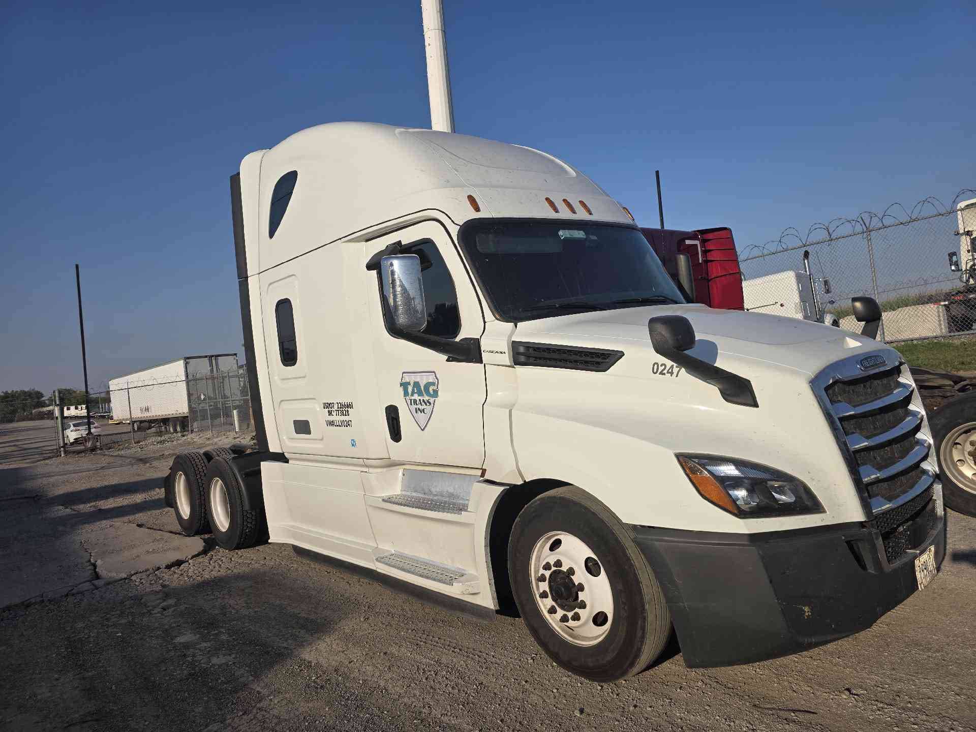 2020 Freightliner Cascadia image 1