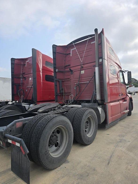 2023 Volvo VNL64T760 image 4