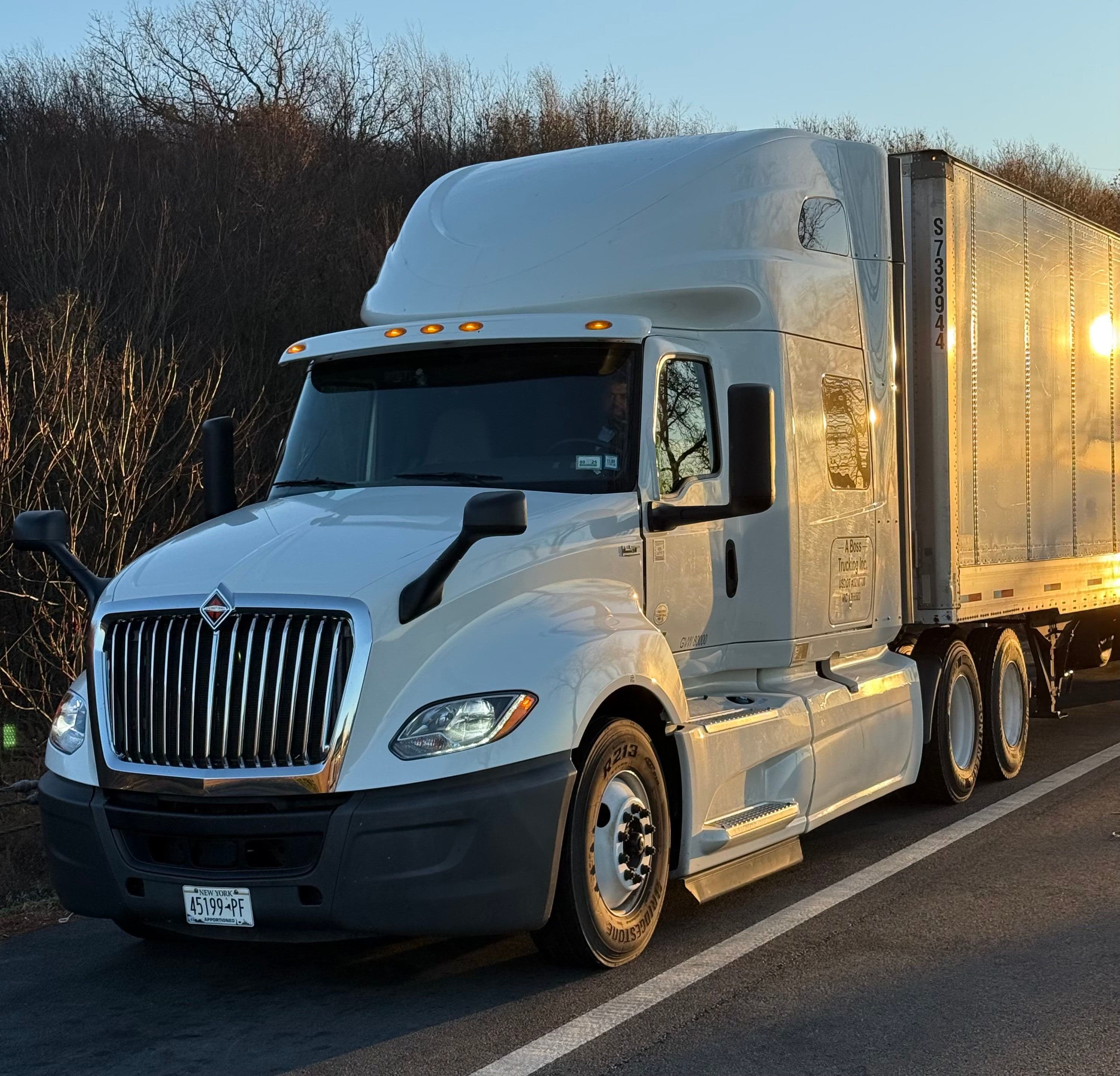 2019 International LT625 image 11