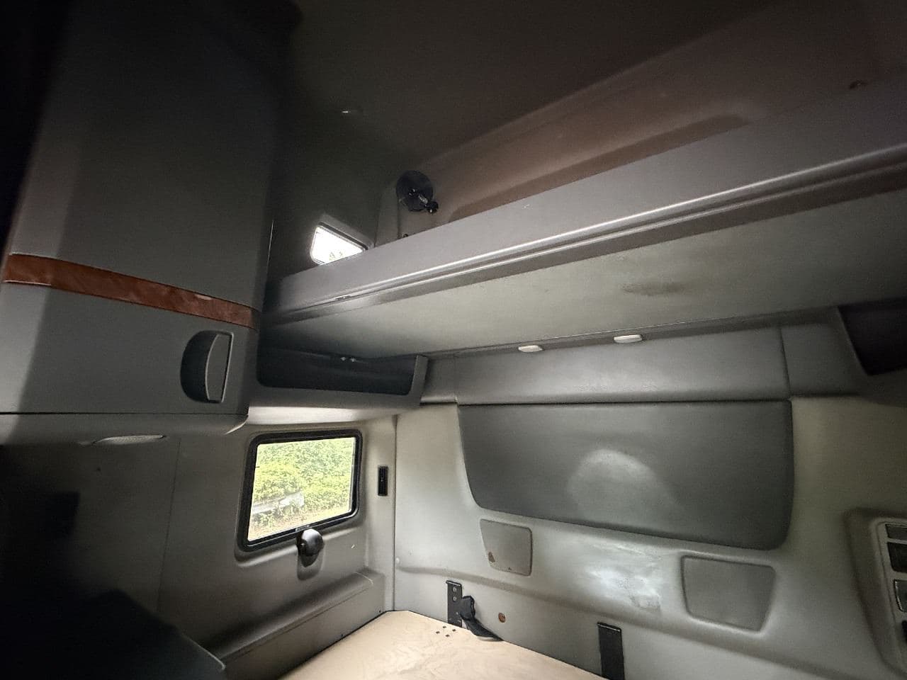 2022 International LT625 image 25