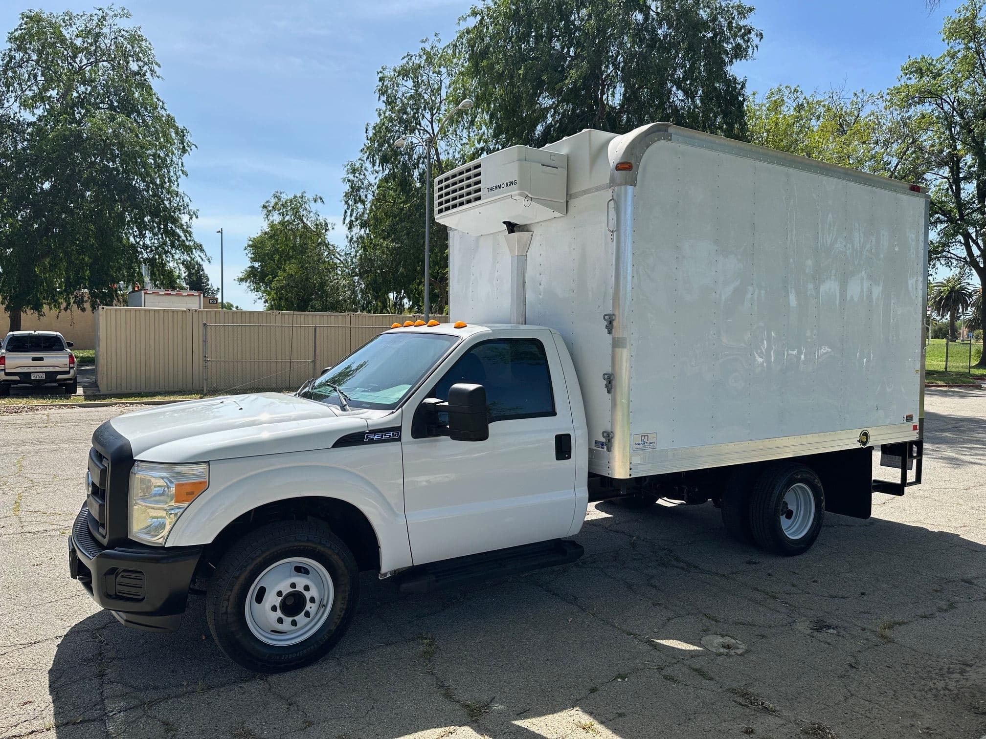 2016 Ford F-350 Reefer Box Truck with Liftgate image 7