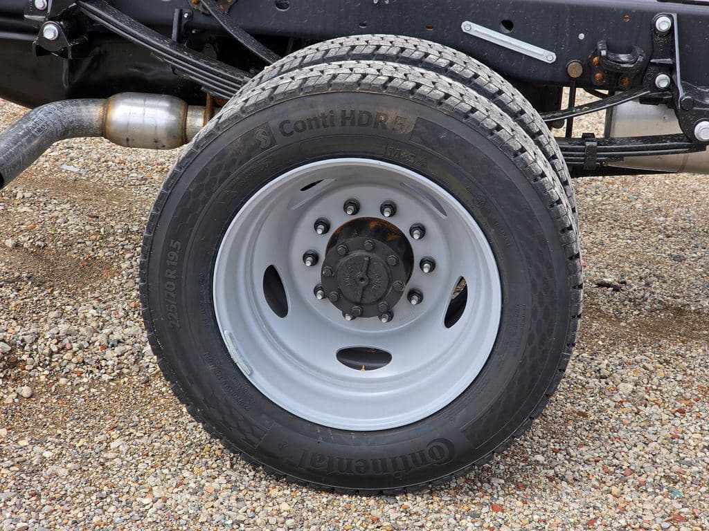 2026 Ford F-450SD XL DRW CAB CHASSIS image 13