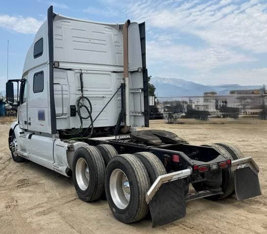 2023 Volvo VNL image 5