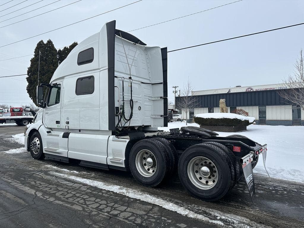 2023 Volvo VNL image 3