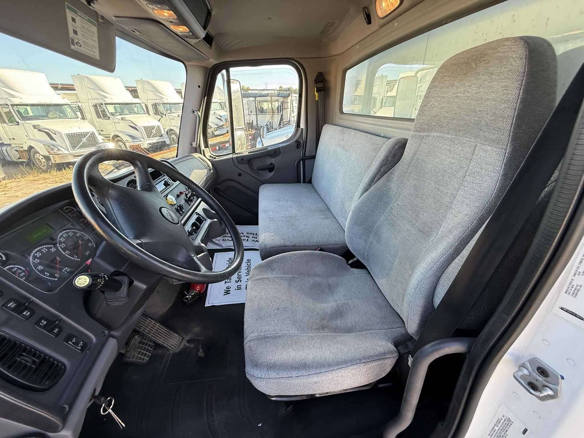 2021 Freightliner M2 image 2
