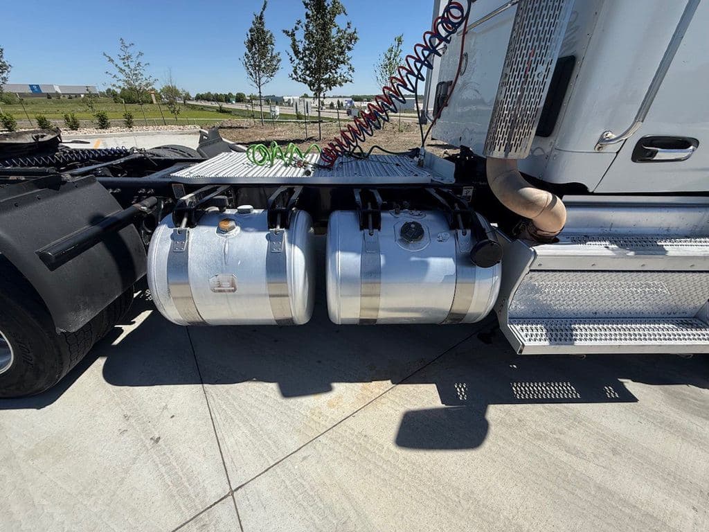 Used 2020 PETERBILT 567 image 16