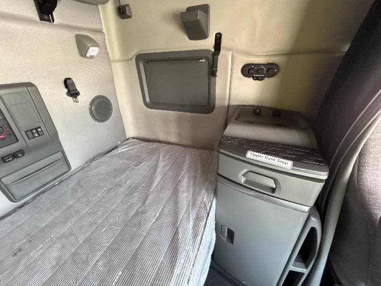 2023 Volvo VNL image 4